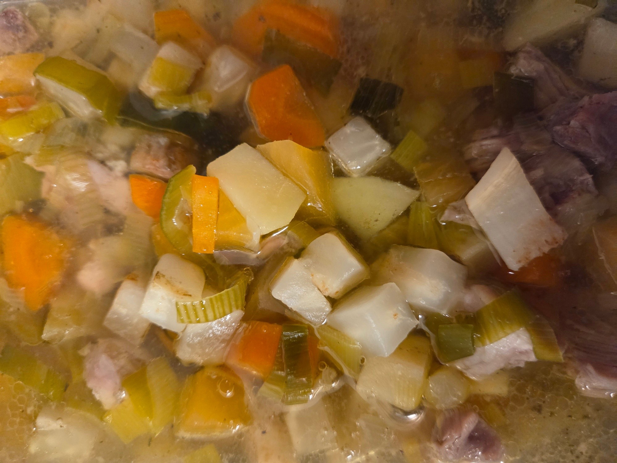 Dagens suppe: Grønnsakssuppe med svineknoke